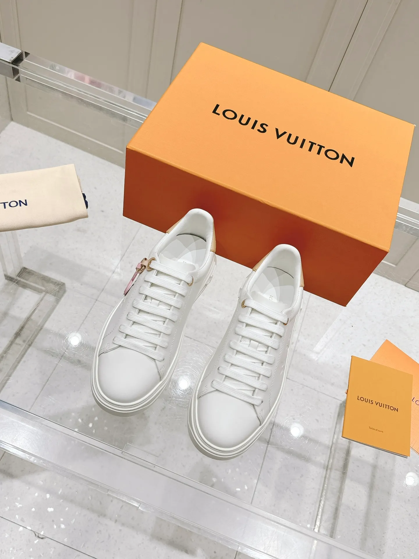 👟👟Ex-factory price 560👟👟 LV new white shoes, four-leaf clover🍀sunflower🌞 charm, add naughty and lively color to simple white shoes, easy to wear and durable, code number: 35+40 (41 customized)